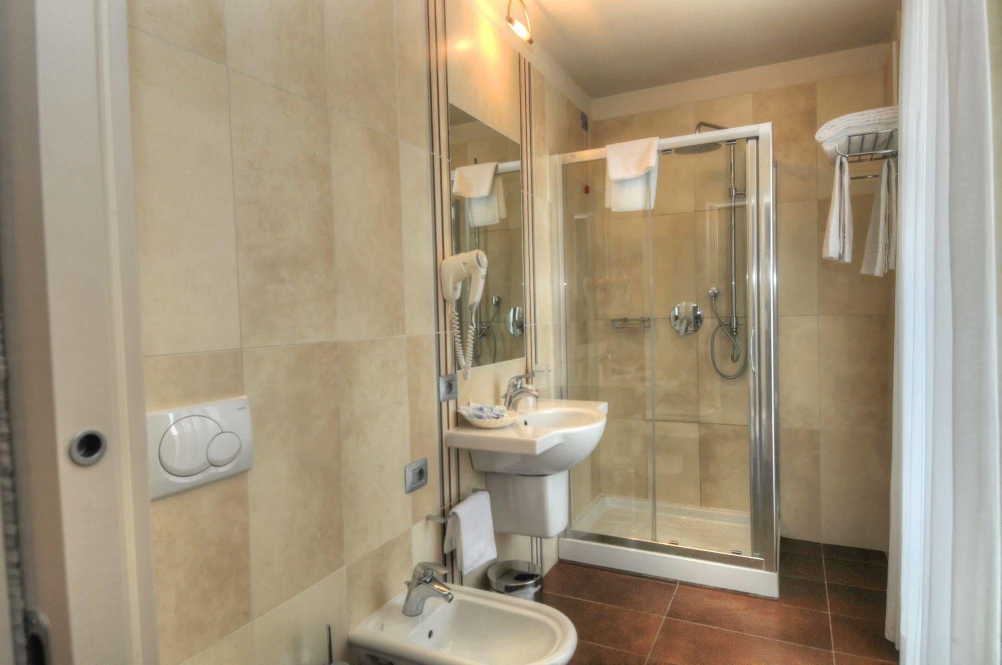 Hotel Pasha Lignano Sabbiadoro Bagian luar foto