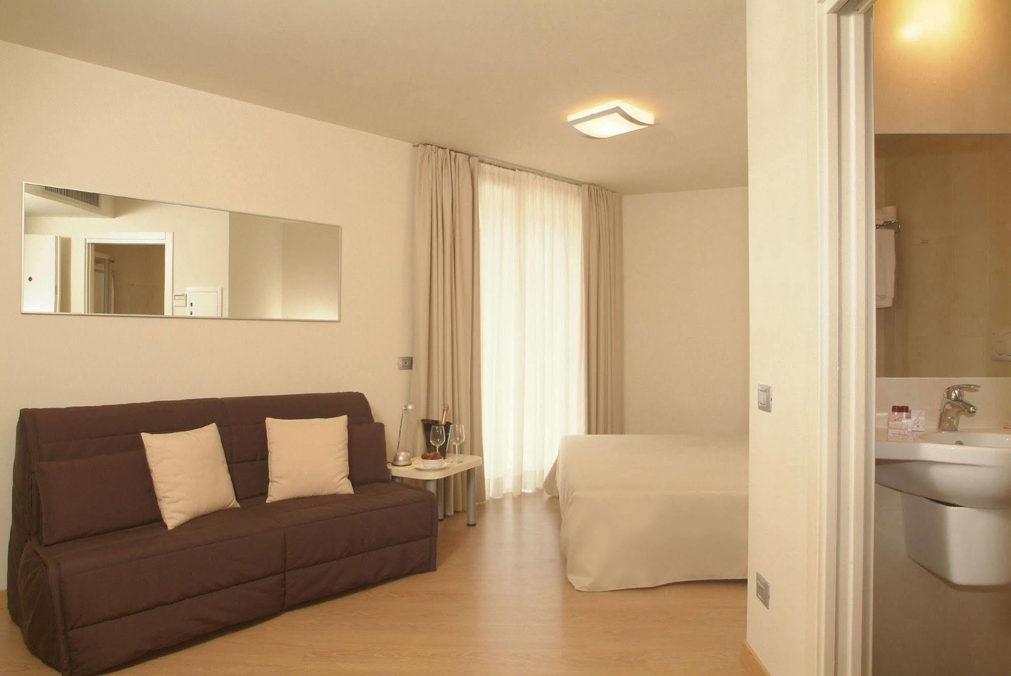 Hotel Pasha Lignano Sabbiadoro Bagian luar foto