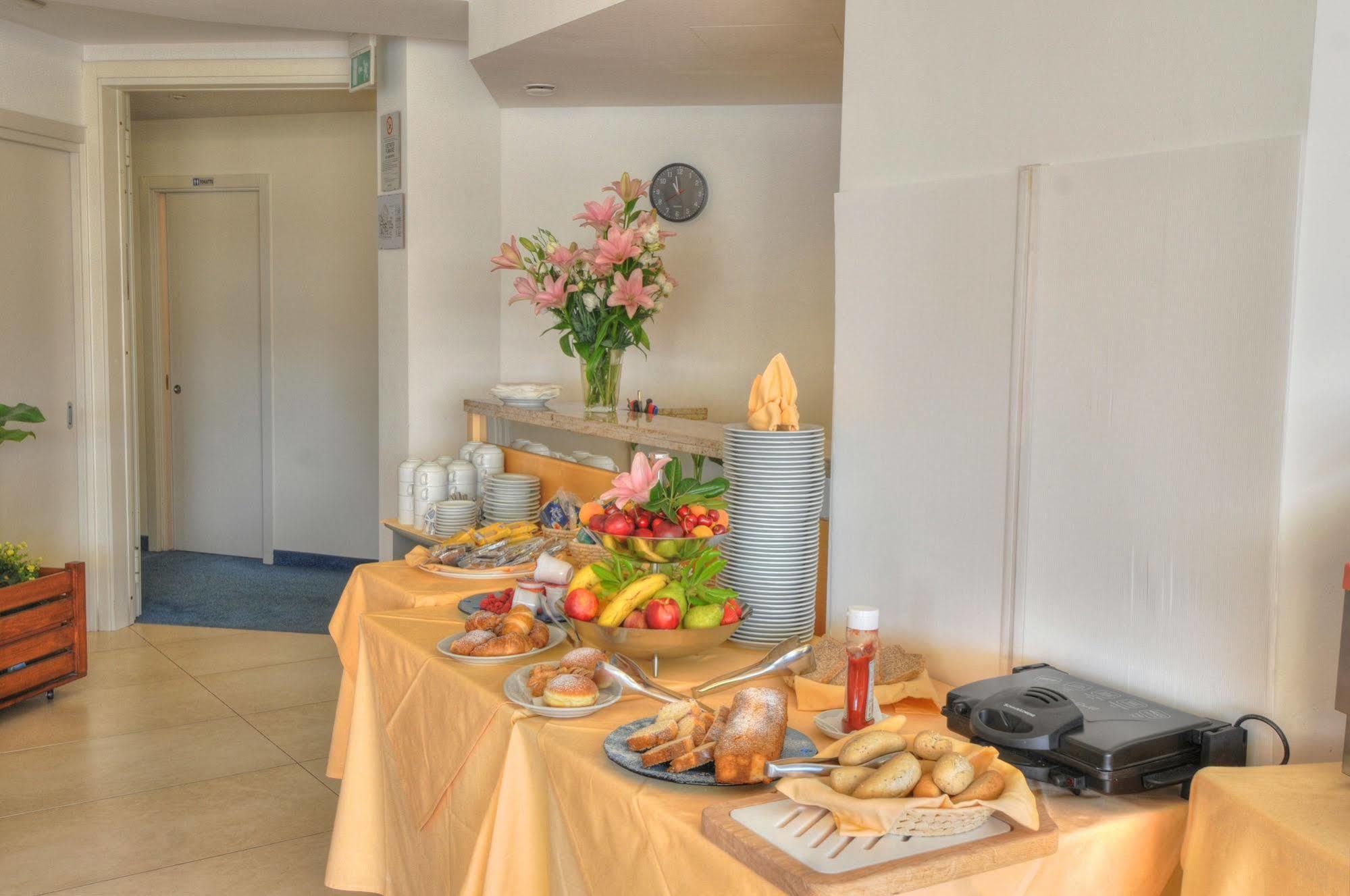 Hotel Pasha Lignano Sabbiadoro Bagian luar foto